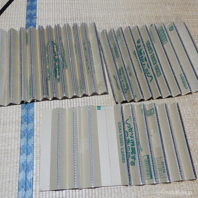 段ボールを蛇腹に切って爪とぎ作り