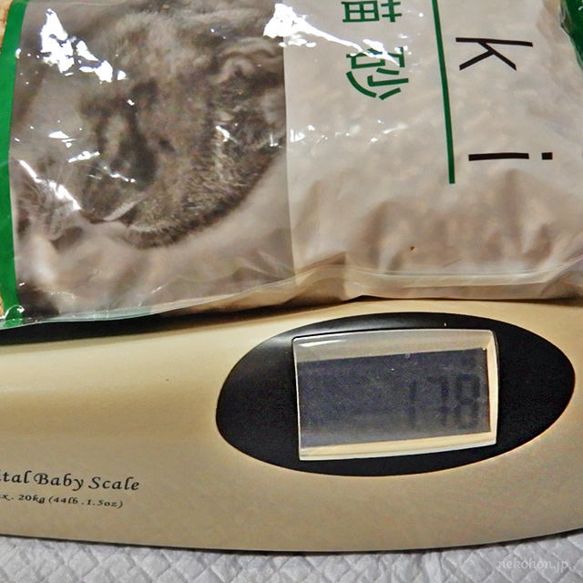 hinoki　ひのきの猫砂 ベビースケールで総重量を計測