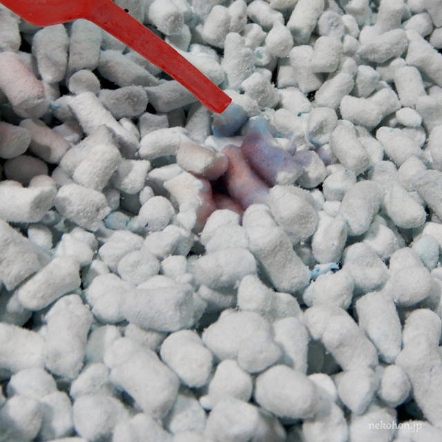 ブルーの紙砂にピンクの水をたらす