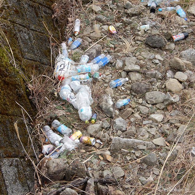 河原に散乱するペットボトル等のゴミ